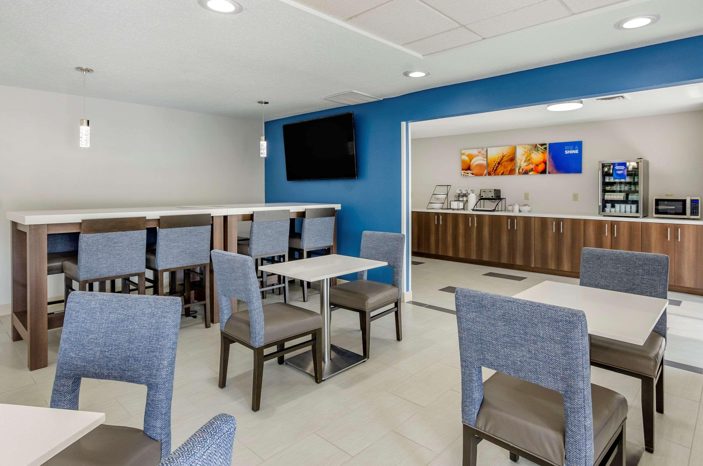 Comfort Inn & Suites Troutville - Roanoke North - Daleville Bagian luar foto